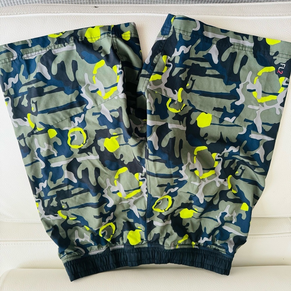 Fabletics FL2 men shorts with liner in Camo print and neon details - size Small - Picture 3 of 7